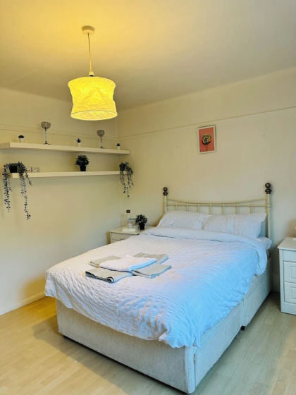 Immaculate 3-bed Apartment in London — отель с удобным расположением в Лондоне
