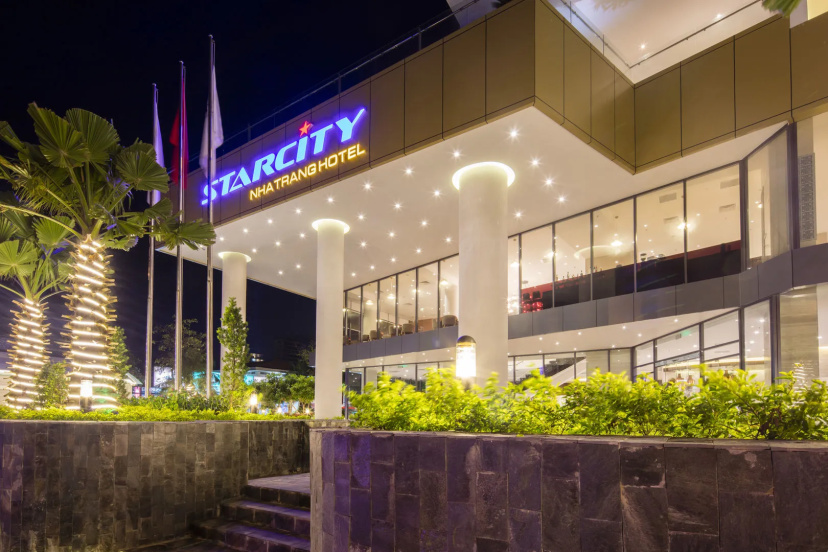 Starcity Hotel & Condotel Beachfront Nha Trang — отель в удобной локации в Нячанге