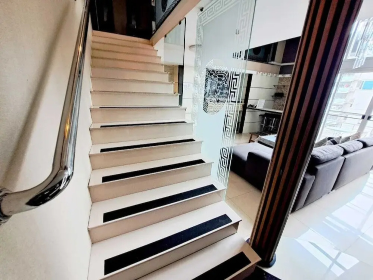 7B - 5 Bedroom Downtown Penthouse With Shared Pool — комфортный отель в Бангкоке