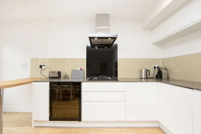 Up-market one Bedroom Apartment Just Minutes From the River Thames. Broughton rd — отель в Лондоне, Соединенное Королевство