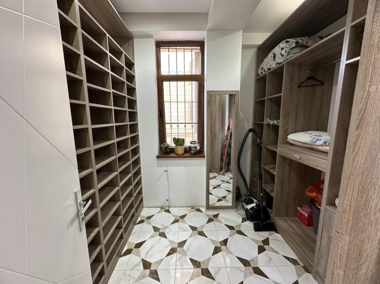Charming 2-bed Apartment in Baku City Center — отель с удобным расположением в Баку