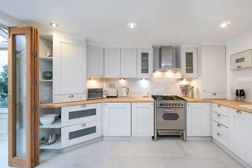 The Falkland Hideaway - Modern 2BDR with Garden — отель с удобствами в Лондоне