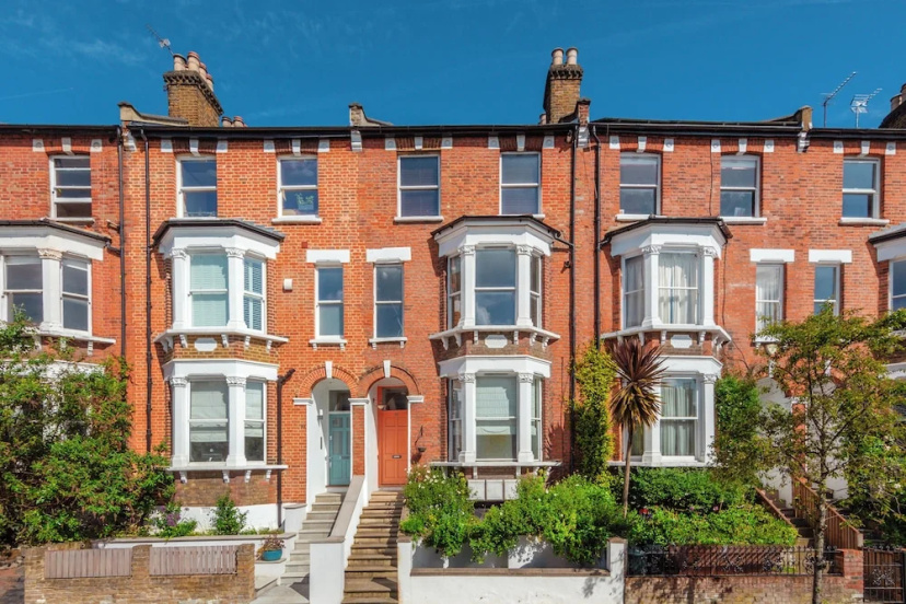 Charming Hampstead Retreat with Patio — забронировать отель в Лондоне