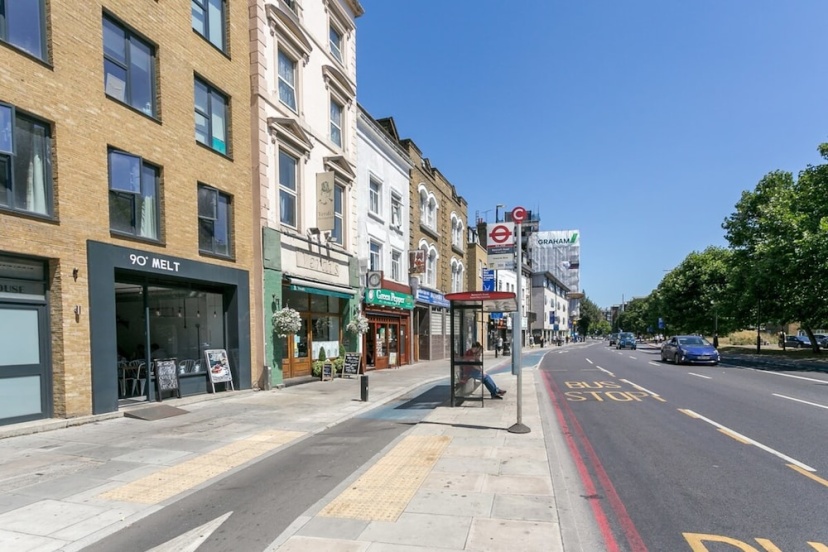 Цены на Spacious 1 Bed Near Tube in East London в Лондоне