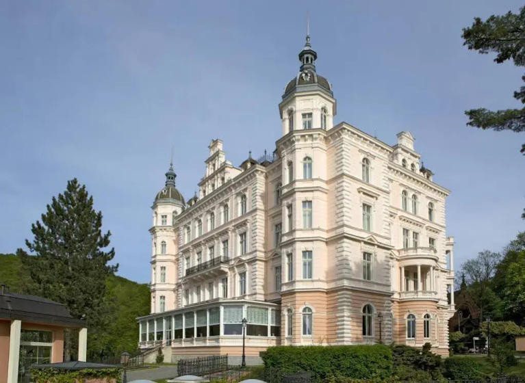 Hotel Bristol Palace — отель в Карловых Варах для романтического отдыха