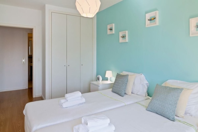Stunning 2 Bed Apt, Sleeps 4 nr Entrecampos — отель с удобствами в Лиссабоне