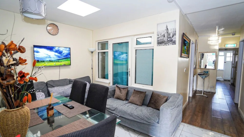 Spacious 3BR House Sleeps 6 — забронировать отель в Лондоне