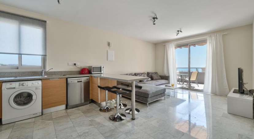 Amathusa Coastal Heights Apartment No. 203 — комфортный отель в Лимассол