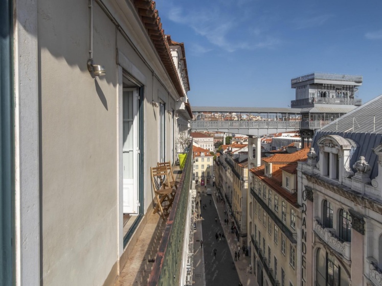 Цены на LV Premier Chiado CH1 Balcony Central Elevator в Лиссабоне