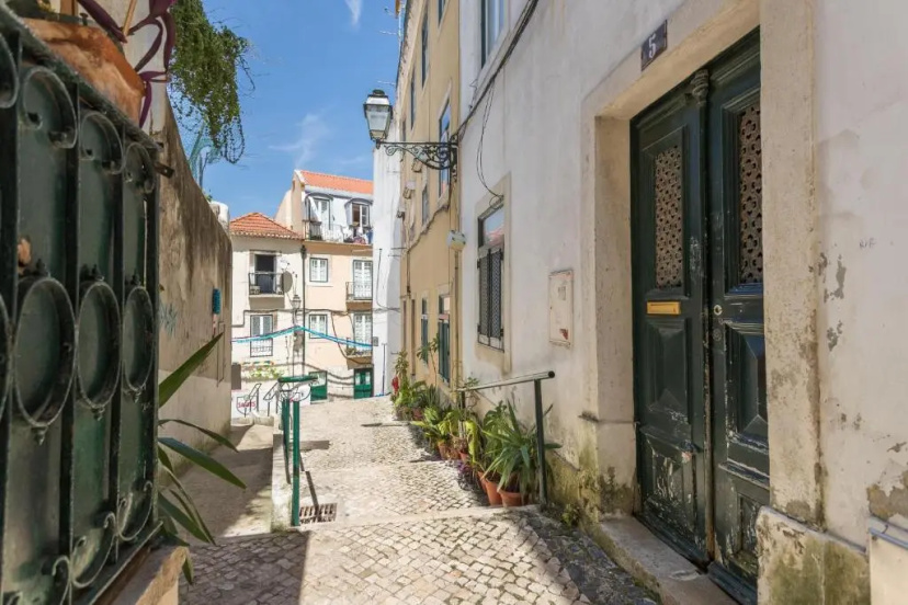 Alfama Vintage Studio Apartment w/ RiverView - by LU Holidays — отель с удобствами в Лиссабоне