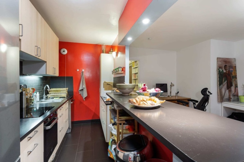 Цены на Wonderful 2 Bedroom Apartment in the Center of Paris в Париже