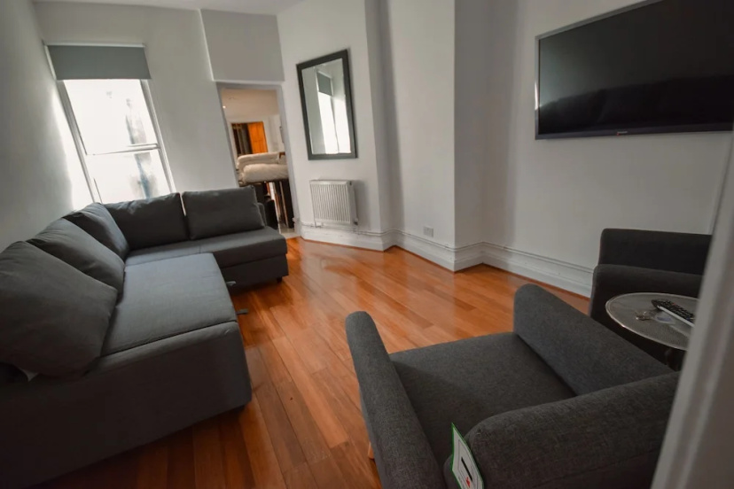 Two Bedroom Apartment at Old Compton Street — забронировать отель в Лондоне