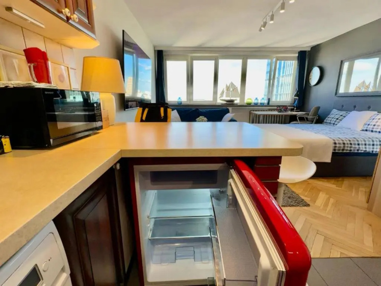 Super Apartament WHITE Warszawa 2x Metro Ścisłe Centrum WiFi 300 Mbs NEW — отель с удобствами в Варшаве