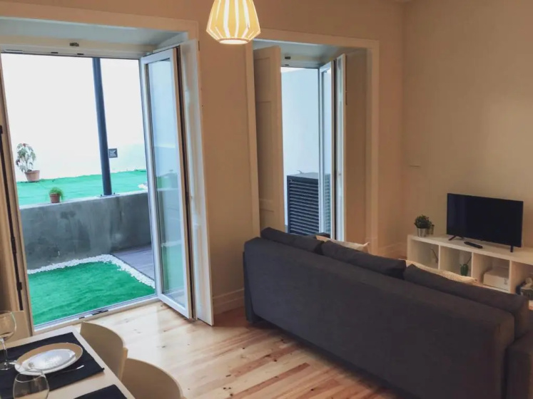 Senhora do Monte Apartment 2(esq) with Outdoor Space — отель в Лиссабоне, Португалия