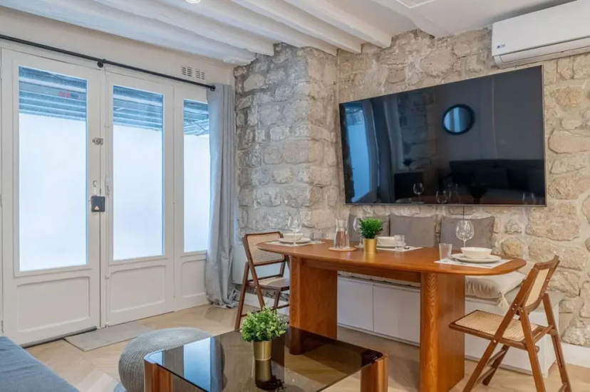 Lavie Maison A C Jacuzzi — отель с удобным расположением в Париже