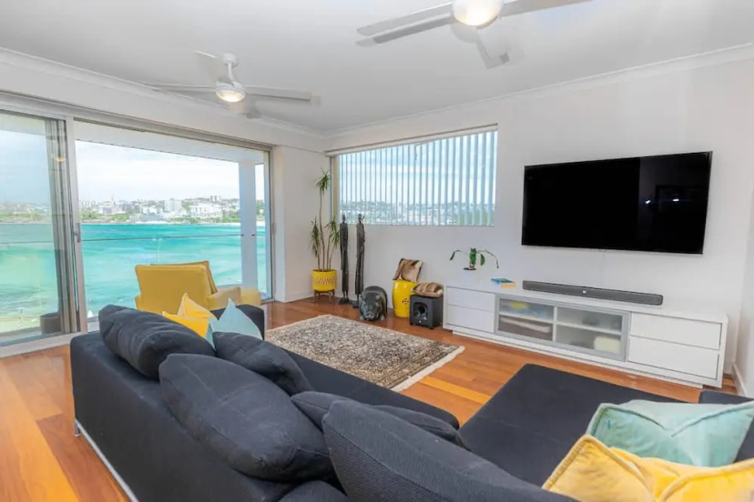 Ocean View Luxury 3 Bedroom Home With Balcony — отель с удобствами в Сиднее