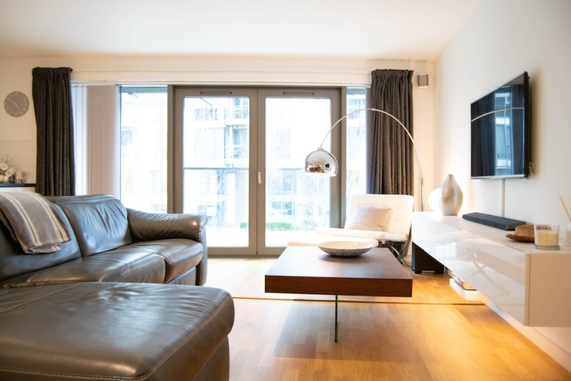 Stunning 2 Bedroom Apartment on the River Thames — комфортный отель в Лондоне