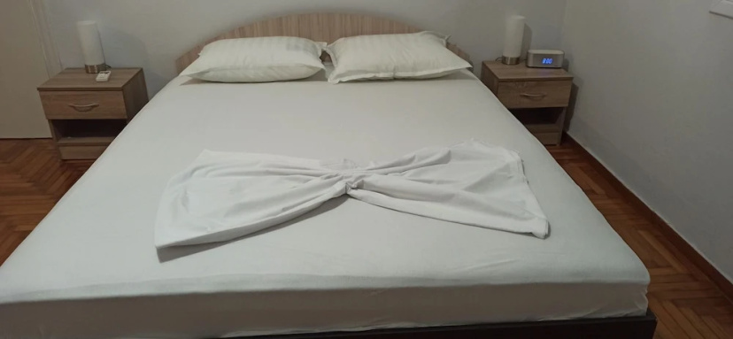 2 Bed Flat - Sleeps 5 - Parking - Wifi — отель с удобствами в Афины