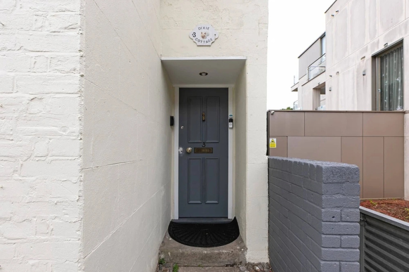 Skyvillion - Cozy 2 Bed Cottage In East Finchley — забронировать отель в Лондоне