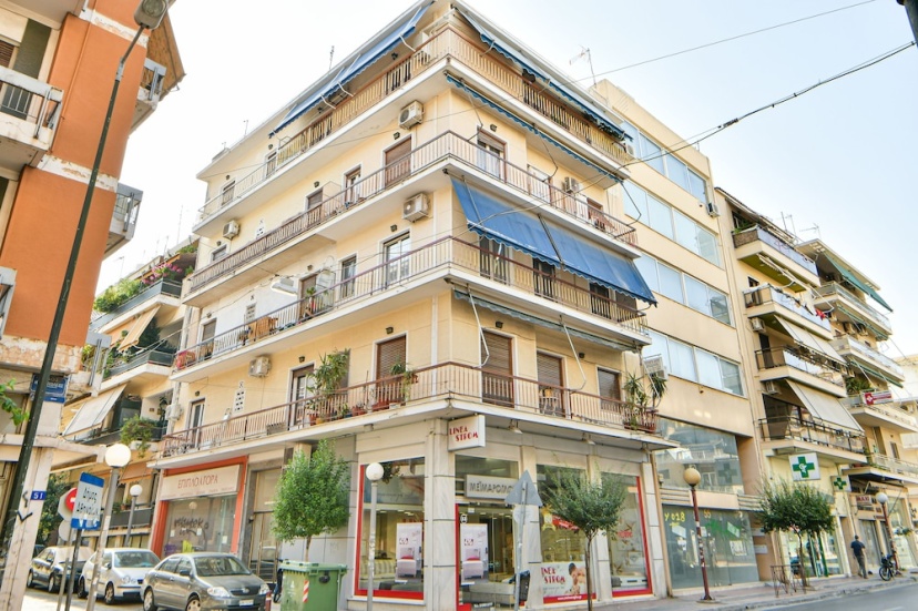 Fresh & renovated apartment next to metro station — комфортный отель в Афины
