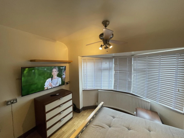 Cosy Heathrow Apartment With 2 Bedrooms — отель с удобствами в Лондоне