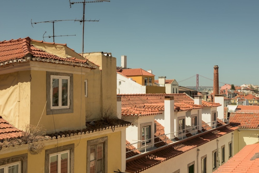 Light Filled Apartment near Chiado, By TimeCooler — отель с удобствами в Лиссабоне