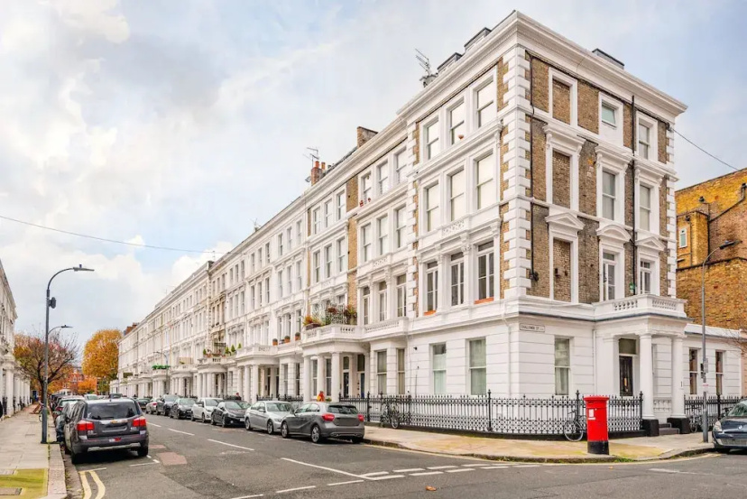 Colourful West Kensington Home Close to Earls Court — забронировать отель в Лондоне