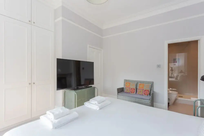 Цены на Newly Renovated 3 Bedroom Apartment in North West London в Лондоне