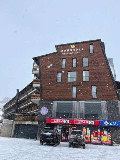 Walk to Ski Lift-1br-studio-balcony-parking — отель с удобным расположением в Гудаури