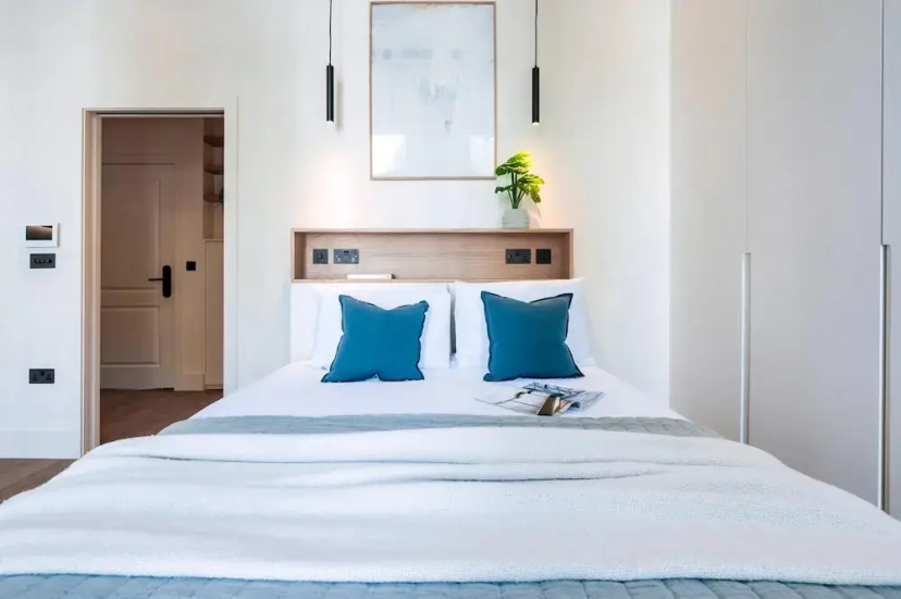 Stunning Studio Apartment, Moments From Earls Court Station — комфортный отель в Лондоне