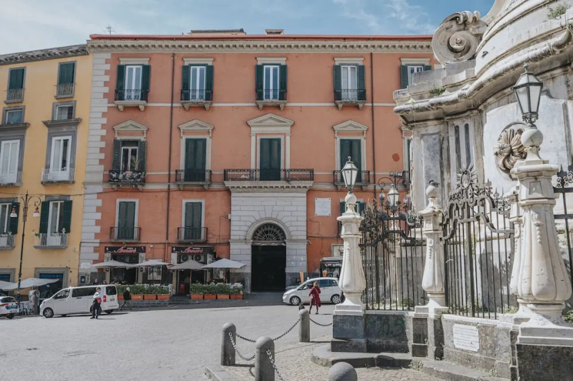 Palazzo Pandola - Luxury Suites — отель с удобным расположением в Неаполе
