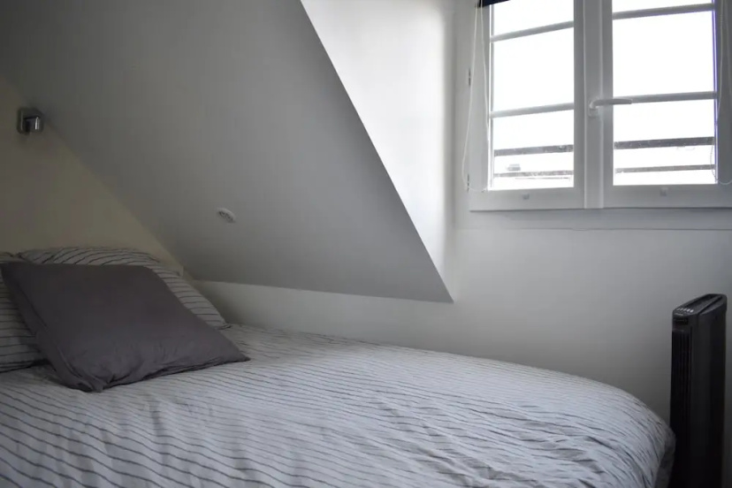 Cosy Renovated 1 Bedroom Apartment in 10th — отель с удобствами в Париже
