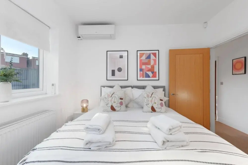 Quirky 3 Bdr 2 Bath Cottage with Parking — комфортный отель в Лондоне