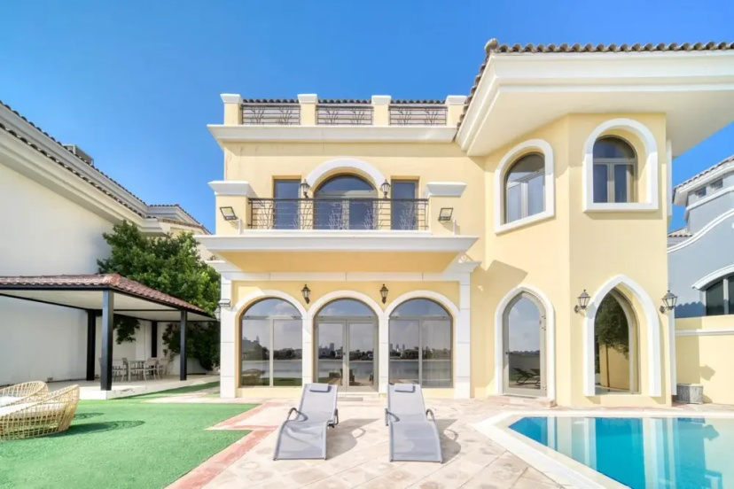 Exclusive 6BR Palm Villa w Private Pool and Beach — отель с удобствами в Дубае