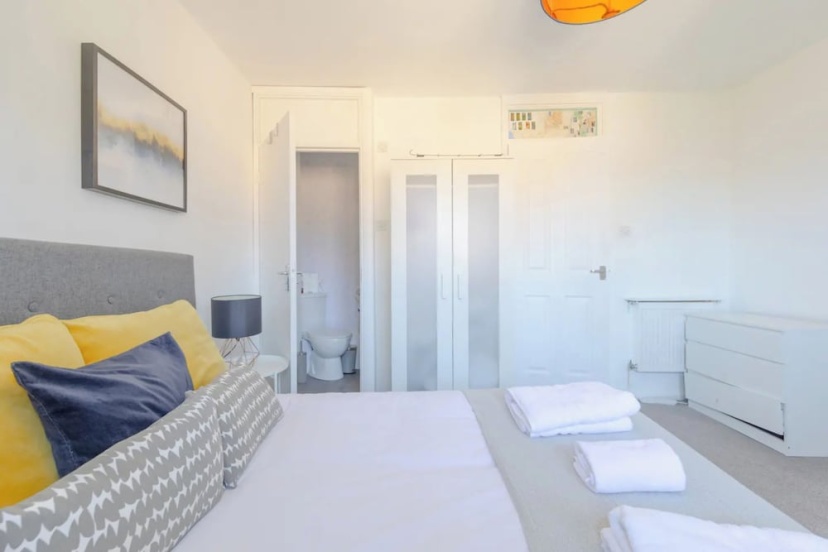 Цены на Lovely 4 Bed House w Garden, 1 Stop to Waterloo в Лондоне