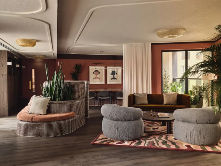 Elegant Two-bedroom Flat With a Spacious Balcony — забронировать отель в Лондоне