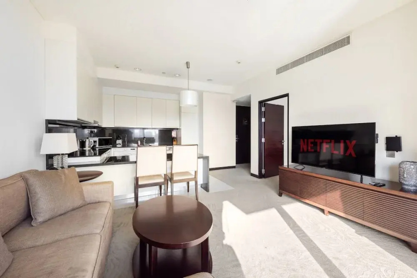 Цены на Elegant 1 Bedroom Overlooking Dubai Marina Canal в Дубае