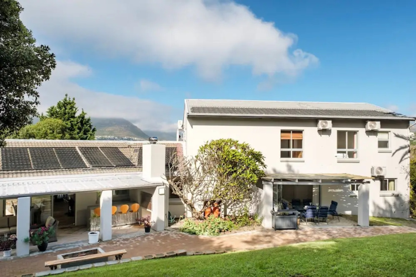 Charming Home With Mountain Views at Rivendell — комфортный отель в Кейптауне