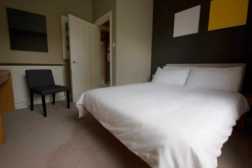 Wonderful 2 Bedroom in Quiet Area near Camden Square — отель с удобствами в Лондоне