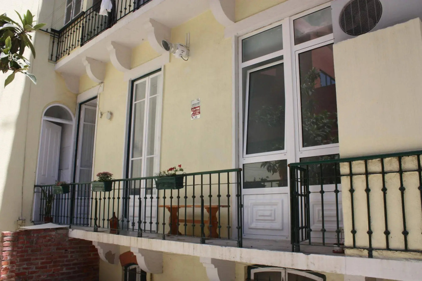 Chez Nous Guest House 2 — отель в Лиссабоне, Португалия