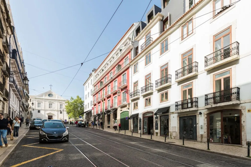 Chiado Modern Three-Bedroom Apartment - by LU Holidays — комфортный отель в Лиссабоне
