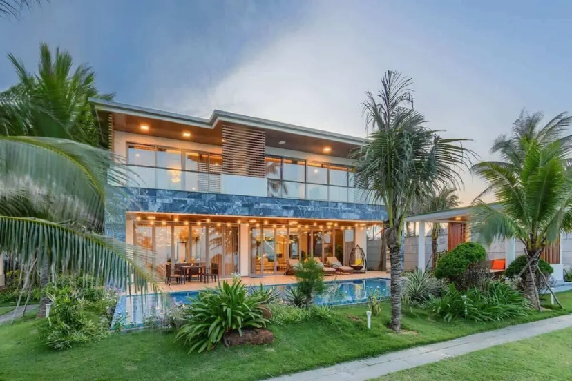 Luxe 6BR Beachfront Villa: Group Getaway Haven 4 — отель в Дананге, Вьетнам