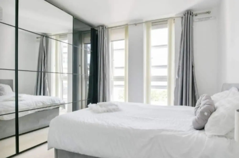 Lux 1-bed Apt. With Balcony — отель с удобствами в Лондоне