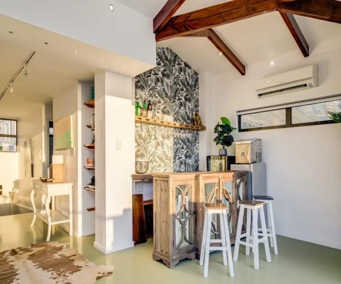 Stylish Holiday Home With Private Pool and Ocean Views J Blue — забронировать отель в Кейптауне