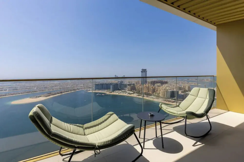 Maison Privee - Coastal Living w/ Uninterrupted Sea and Palm Views — комфортный отель в Дубае