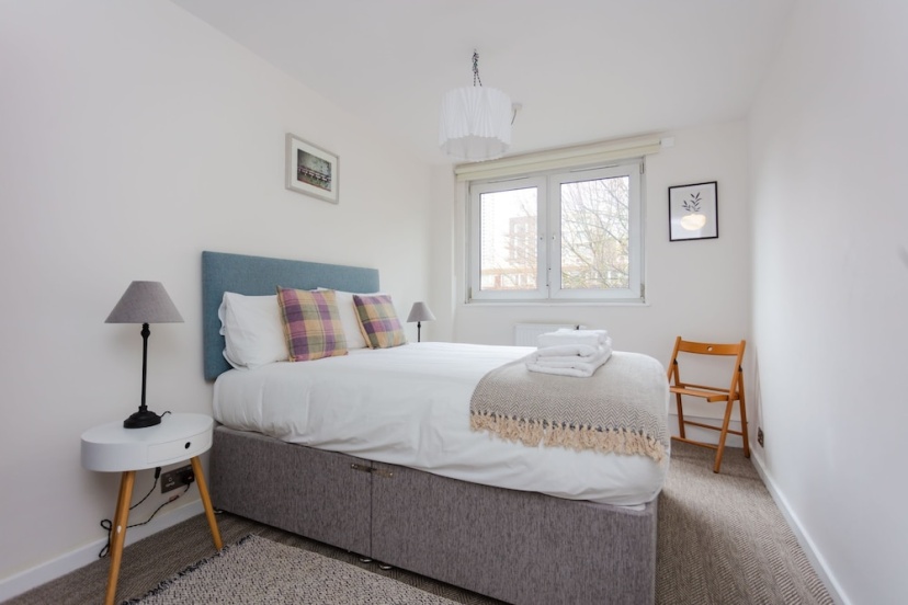 Цены на Spacious Central 3 Bedroom Apartment in Old Street в Лондоне