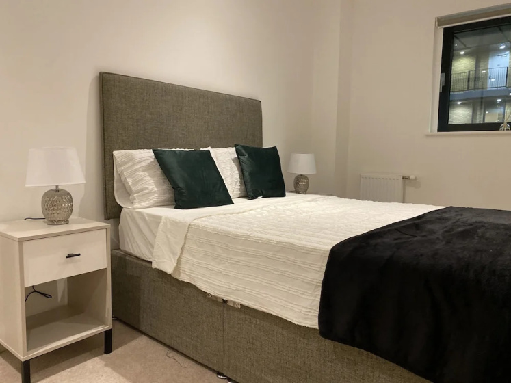 Цены на Cosy Stunning two Bed Apartment With Balcony в Лондоне