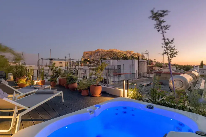 Your 4 Bdrm Dream House w Acropolis View Jacuzzi — забронировать отель в Афины