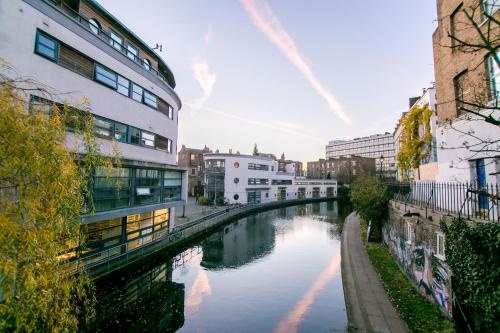 Regent Canalside Apartments — отель с удобствами в Лондоне