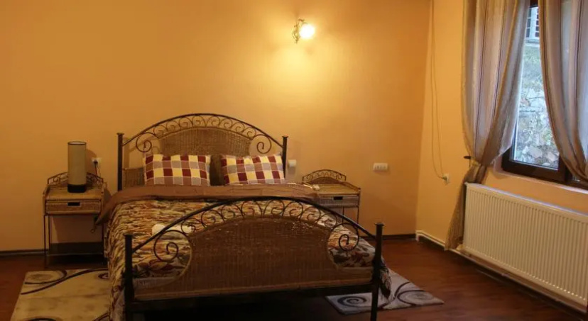 Цены на Holiday Home On Ninoshvili Street в Тбилиси